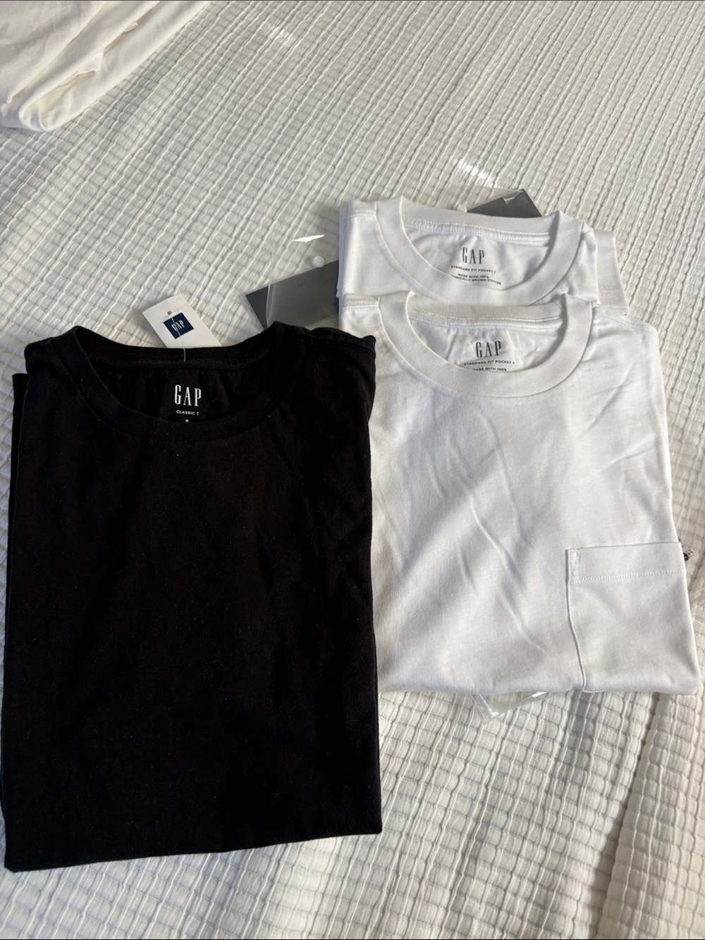 Gap Men’s crew neck tshirts Small 2 white and 1 black